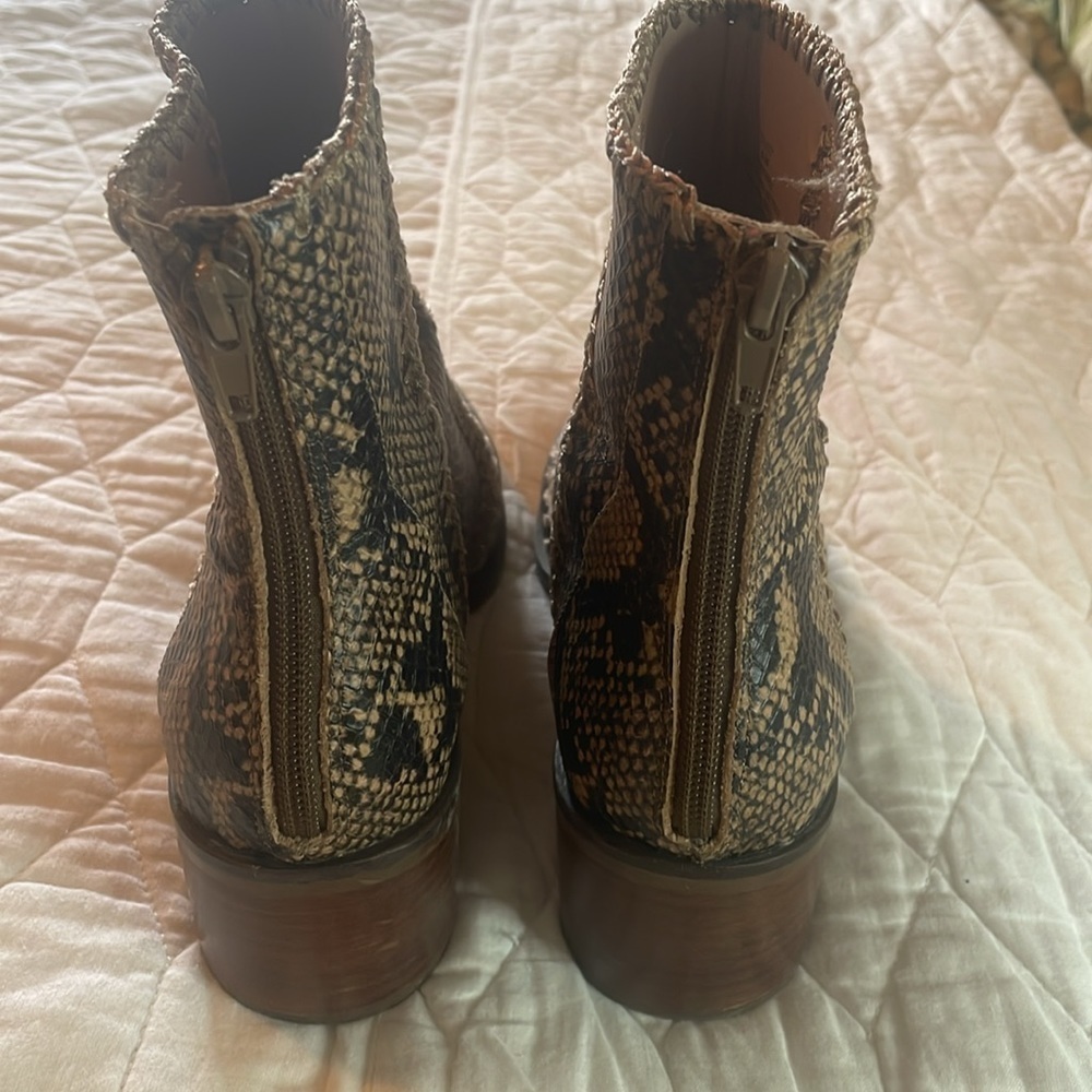 CHELSEA & VIOLET Women’s Snake Print Lucy Boots Size 8.5 - Picture 3 of 4